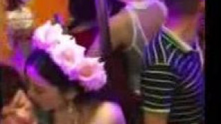 實拍火爆夜場婬亂場面 極品胸模衹要給錢任由你摸奶拍照 大媽也給錢上去摸是什麼意思