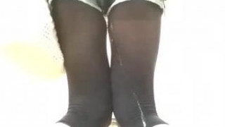 先分享再看噢！這影片不夠500分享會停止更新！！！ Ella今天繼續主人給的任務，失禁調教。? 應湯友的要求，狗狗穿了短褲跟絲襪，狗尿流滿下半身，衣服都濕透了，主人說賤狗本來就不應該穿衣服，衣服只是用來隱藏淫賤的本性而已，Ella就這樣帶著有尿味的身體和衣服跟朋友繼續逛街。羞恥感x100000 BTW Ella今天是在愉景新城逛街?