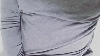 對焦巨乳妹！胸前兩顆看起來又軟又Q~鏡頭往下轉才發現她伸手進入褲襪裡瘋狂抖動