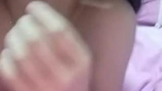 甜美辮子女孩約男人回家一起直播啪啪