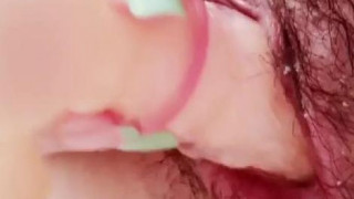 實拍粉嫩美穴～用假屌弄到濕潤透亮（有影）