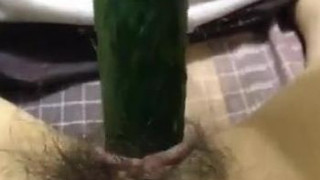 [異物侵入]這是小黃瓜？妹子玩很大！挑戰３０公分插下體～只剩一些在外面（有影）