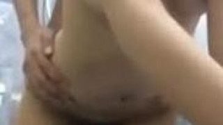 [露臉自拍]幫男友洗澡~他嫌洗不乾淨！連弟弟也要進去洗（有影）