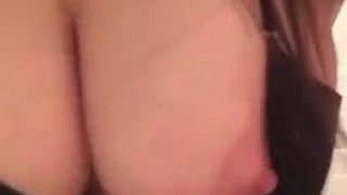 [廁所自拍]超胸乳牛妹～乳量驚人。。胸推肯定爽翻天！好想埋進去阿（有影）