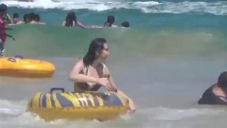 ［最新資訊］凱渥名模海邊玩水露點，網友瘋傳走光影片～關閉粉絲團也來不及啦！（有影） - 2