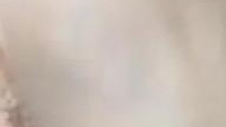 [特寫自拍]大學同學研究自慰棒，玩到很癢要同學趕快插進來（有影）