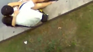 [戶外偷拍]情侶公園調情！親親抱抱不過癮～連手都進去，這要開房間才能解決了（有影）