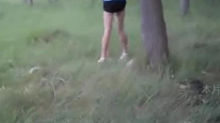 [野外露出]超敢玩情侶～白天就在樹林玩"妹妹"，越弄越濕想愛愛（有影）