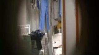 【盗撮動画】一人暮らしの超カワイイ素人JDちゃんが全裸になってブラッシングしてる無防備なところドアの覗き穴から盗撮することに成功したよw