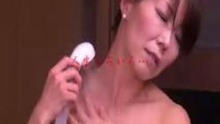 ドライブ中にオッパイ露出した肉付きのいい人妻主婦が興奮しすぎて車内で潮吹き絶頂ｗｗ