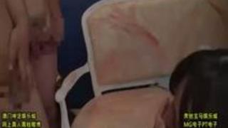 笑顔で顔射に答える美人 笑顔で顔射に答える美人