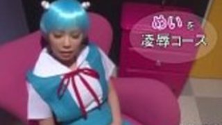 女子高生は彼女のセックスツールを大好き