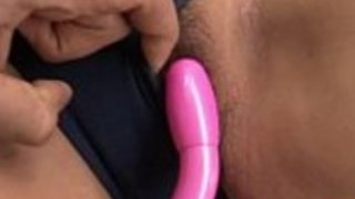 美しいアジアのベイビーのおもちゃはファックし、太った巨根を吸うHD +