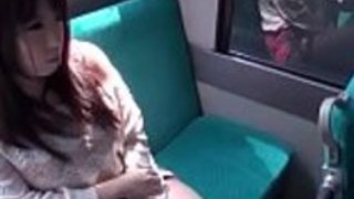 千夏来栖は後部座席にペニスを回転させます