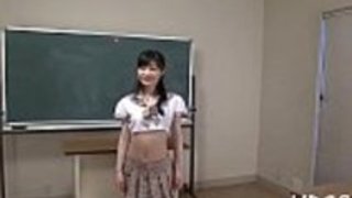 ぼんやりした法的年齢の十代の猫が打たれる ぼんやりした法的年齢の十代の猫が打たれる