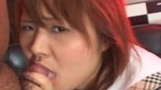 アジアのクスクス笑うのティーンは、上で吸うコックを持っています