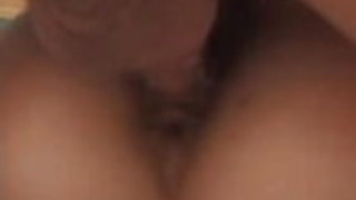 痩せた淡いアジアの女の子がベッドで変態する