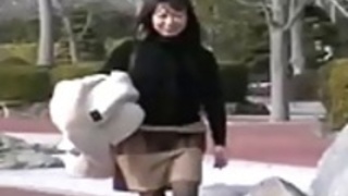 公共の場でアジアの女