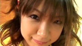 日本の十代の彼女の剃ったプッシーは無修正ハード犯される