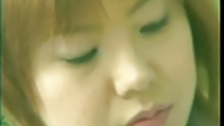 日本の学校の女の子は、彼女のジューシーなピンクの猫をファックしてなめれます