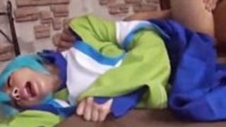 【コスプレ媚薬】　あぁ！チンコください！チンコ！おっきいのください！媚薬を飲まされ淫乱に豹変した美人娘レイヤーのまんこを犯しまくる中出しレイプ動画