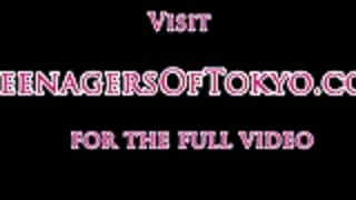 彼女の仕事での日本の十代の若者たちのぶっかけアクション