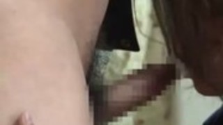 侯でMaitenanceガイのそばに立っている間フェラチオファックを与えるアジアの少女