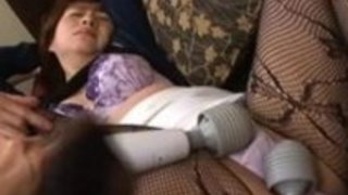 日本の奴隷ギャル手錠をかけられにパンティーとブラジャーと兼ハードに加えられた