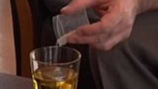 若い日本人が老人に薬を服用[Movie on goo.gl/NWg2XL]