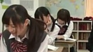 日本の女子高生が教室でファックしている
