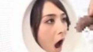 【晶エリー】様々な人間便器になった美人娘が、おしっこや精液をぶっかけられる凌辱プレイ