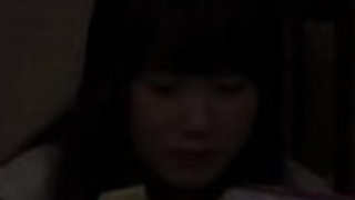 [Jap]毛布のヒーターの下で安全だと思う無邪気な女の子の盛り上がりをプレイ。彼らは周りに他の人々がいるので、彼らのパンティは興奮で溺れているので、彼らはモアンすることはできません、そして、彼らは私の上に吸う濡れた猫を回す..