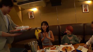 【港区おじさん（￥持ち）とギャラ飲みしませんか？】募集でホイホイやってきた マ●コもノリも超軽いパコパコビッチ二人組を媚薬シャンパンでキメて痙攣イキしまくっている隙に激パコ中出し！