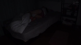 神乳お姉ちゃんの私生活を弟が濃密隠し撮り！家庭内だからこそ撮れた至近距離パンチラやすっぴん洗体等の無防備な姿！さらに寝ている隙を見計らって姉部屋に侵入！身体中にデカチンを擦り付けたりとヤリタイ放題で、最後は寝汗でムレたびちょマンに大量精子を生中出し！